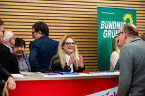 An dem Stand der Fraktion DIE LINKE erklärt die Fraktionsvorsitzende den Gästen etwas.