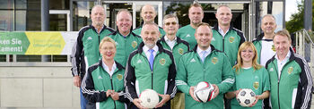 Teamfoto von Mitgliedern des FC Landtag mit Parlamentspräsident Alexander Dierks