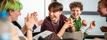 Jugendliche lachen bei einer Jugendveranstaltung im Landtag.