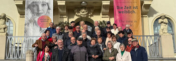 Gruppenbild ehemalliger Abgeordneter vor dem Uhrenmuseum in Glashütte