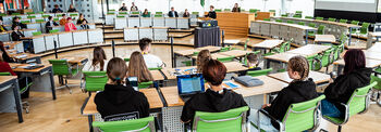 Im Plenarsaal sitzen Schülerinnen und Schüler auf den Plätzen der Abgeordneten.