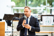 Der Landtagspräsident Alexander Dierks hält die Eröffnungsrede.