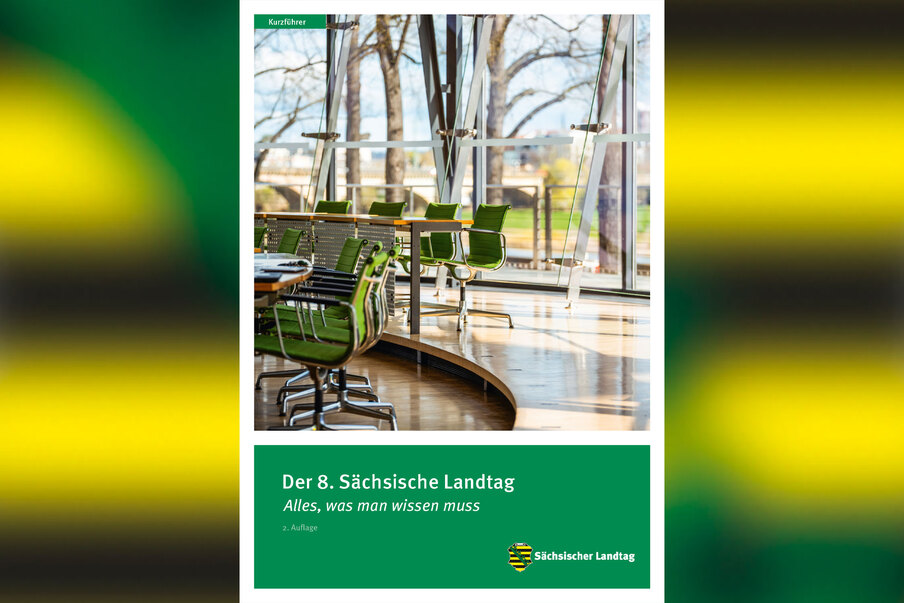 Titelbild Kurzführer: grüne Stühle im Plenarsaal