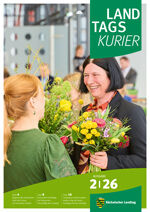 Abgeordnete Franziska Schubert gratuliert mit Blumen Dr. Nancy Aris zur Wiederwahl als Landesbeauftragte zur Aufarbeitung der SED-Diktatur
