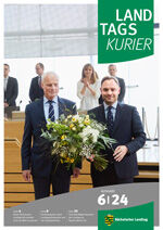 Alterspräsident Wolf-Dietrich Rost mit Landtagspräsident Alexander Dierks und Blumen