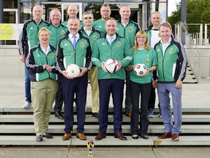 Teamfoto von Mitgliedern des FC Landtag mit Parlamentspräsident Alexander Dierks