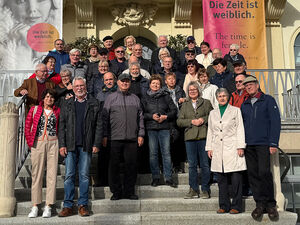 Gruppenbild ehemalliger Abgeordneter vor dem Uhrenmuseum in Glashütte