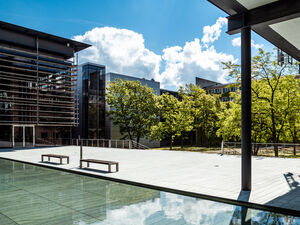 Innenhof des Landtags mit Wasserbecken