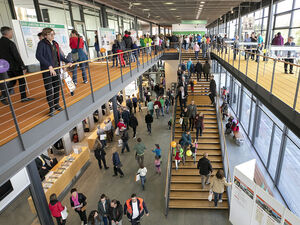 Besucherinnen und Besucher im Bürgerfoyer zum Tag der offenen Tür 