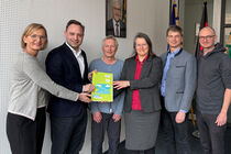 Der Landtagspräsident Herr Dierks nimmt eine Petition entgegen.