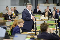 Abgeordneter Christian Hartmann am Mikrofon im Plenarsaal bei einer Zwischenfrage