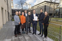 Gruppenbild des Landtagspräsidenten Alexander Dierks mit Petenten des ADFC und einer Petition im Innenhof des Landtags