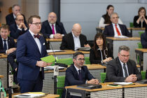 Abgeordneter valentin Lippmann steht für eine Zwischenfrage am Saalmikrofon.