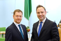 Ministerpräsident Michael Kretschmer mit Landtagspräsident Alexander Dierks im Plenarsaal