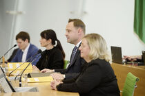 Sitzungsvorstand mit Landtagspräsident und Schriftführern im Plenarsaal
