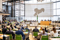 Abgeordnete während einer Plenarsitzung im Plenarsaal des Sächsischen Landtags