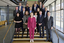 Gruppenbild der Mitglieder des Petitionsausschusses im Neubaufoyer des Landtags