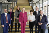 Gruppenbild der Obleute des Petitionsausschusses im Neubaufoyer des Landtags