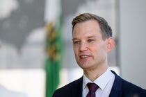 Porträt von Prof. Dr. Hendrik Streeck, Virologe, im Plenarsaal
