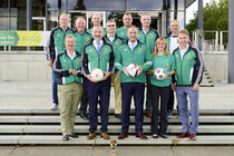 Teamfoto von Mitgliedern des FC Landtag mit Parlamentspräsident Alexander Dierks