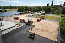Der Bernhard-von-Lindenau-Platz wird im Zuge der Baustelleneinrichtung asphaltiert.