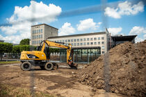 Bagger und ein Haufen Erde und Steine auf dem Platz vor dem Landtag