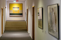 An den Wänden der Bürogänge im Altbau hängen zahlreiche Kunstwerke sächsischer Kunstschaffender.