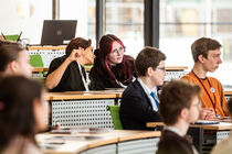 Im Plenarsaal sitzen Schülerinnen und Schüler auf den Plätzen der Abgeordneten.
