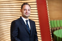 Porträt Landtagspräsident Alexander Dierks auf der Empore in der Lobby des Landtags