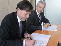 Landtagspräsident Dr. Matthias Rößler und Ministerpräsident a.D. Stanislaw Tillich unterzeichnen die Subsidiaritätsvereinbarung.