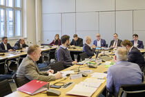 Abgeordnete des Wahlprüfungsauschusses bei der Arbeit 
