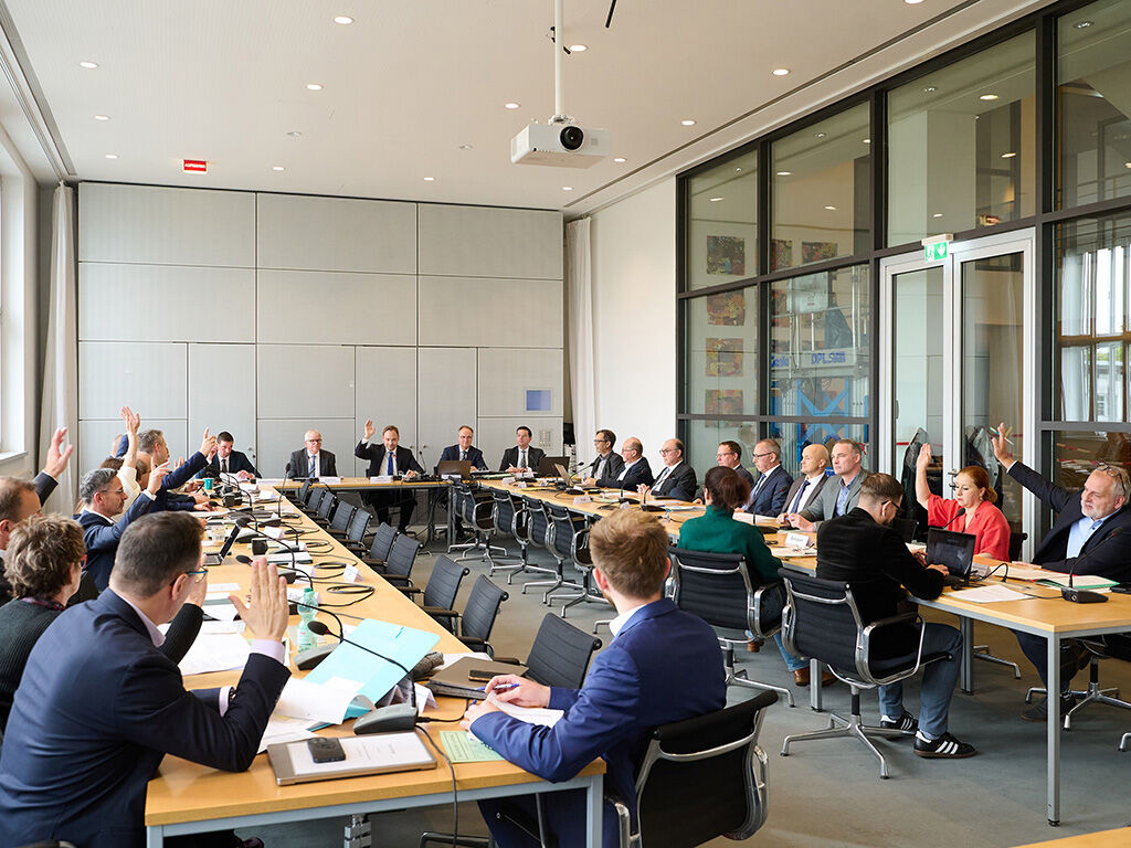 Mitglieder des Hauptausschusses und Finanzminister Hartmut Vorjohann während einer Sitzung des Ausschuss bei einer Abstimmung