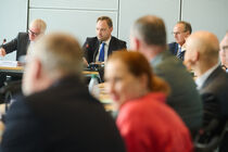 Landtagspräsident Alexander Dierks führt den Vorsitz im Hauptausschuss.