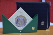 Verfassungsmedaille in einer grünen Schatulle mit Barockwappen des Landtags.