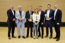 Vorstand des FC Landtag verabschiedet Vorstandsmitglieder, Gruppenbild in der Lobby des Plenarsaals