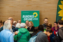 Vor dem Stand der Fraktion Bündnis Grüne stehen viele Menschen, die sich mit den Abgeordneten unterhalten.