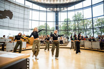 Die Tanzgruppe AkzepTanz führt synchron ihre Choreographie vor.