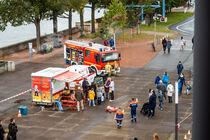 Auf dem Landtagsvorplatz steht die Feuerwehr mit einem Wagen und einem Stand.