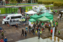Auf dem Landtagsvorplatz steht die Landesverkehrswacht mit einem großen Stand und einem kleinen Auto als Überschlagssimulator.