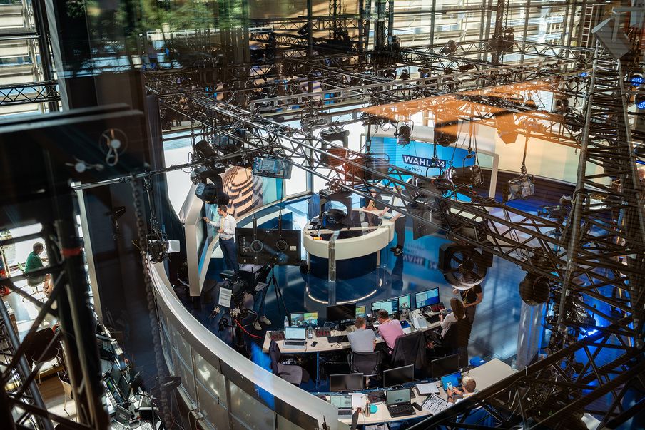 Blick von oben in das ARD-Wahlstudio