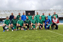 Gruppenbild des FC Landtag mit Dominik Kaiser im Heinz-Steyer-Stadion Dresden