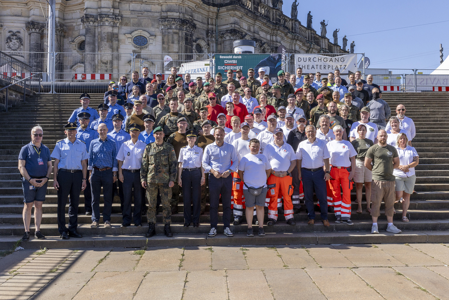 Gruppenbild der Blaulichtfamilie auf einer Treppe mit Landtagspräsident Alexander Dierks