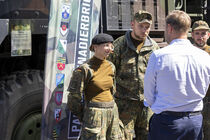 Landtagspräsident Alexander Dierks im Gespräch mit der Bundeswehr.