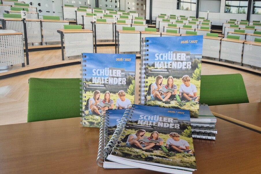 Schülerkalender_stehen_vor_Plenarsaal_auf_Tisch