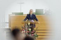 Rüdiger Raulfs, Amtschef im Sozialministerium,  hält eine Rede im Plenarsaal