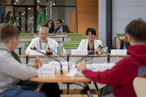 Die Jury bewertet die Teilnehmer in der Diskussionsrunde im Plenarsaal