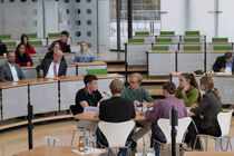 Es findet eine Diskussion im Plenarsaal statt