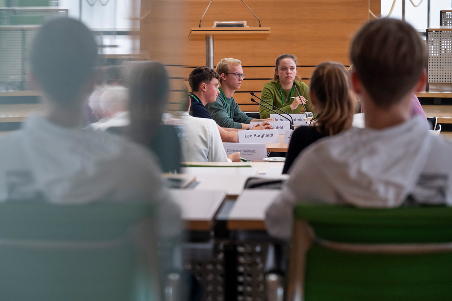 Es findet eine Diskussion im Plenarsaal statt