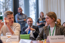 Schüler debattieren in einem Saal des Landtags