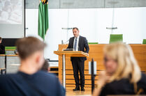 Der Landtagspräsident Alexander Dierks eröffnet die 20. Jugendgeschichtstage